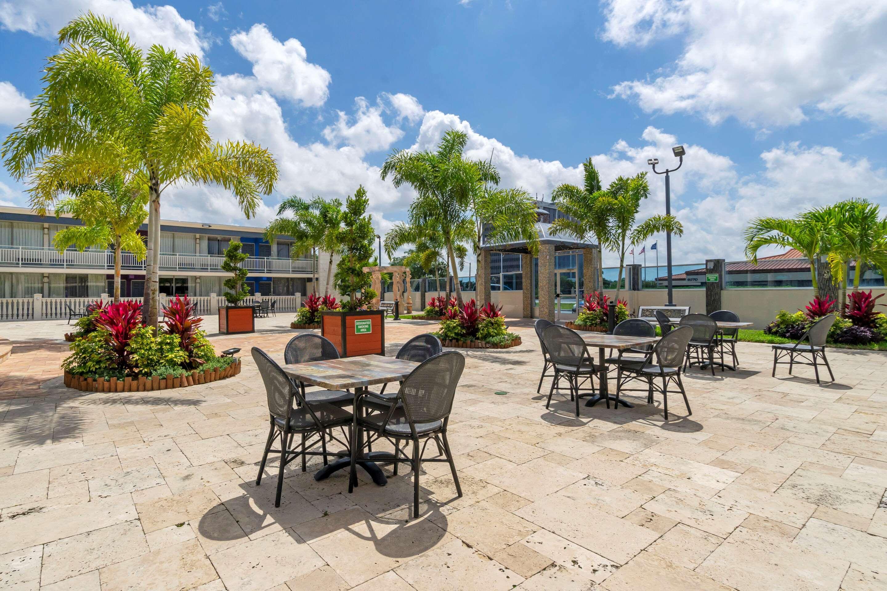 Quality Inn And Conference Center Tampa-Brandon Heartland Exterior photo